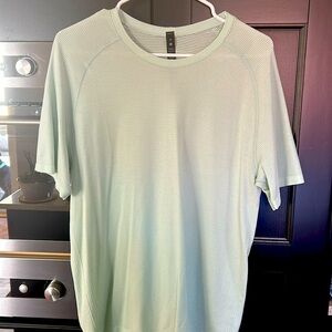 Lulu lightweight work out tee. never worn size M